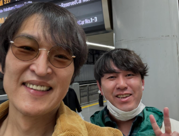 「偶然すぎる再会！」千原ジュニア、空港でオズワルド畠中とバッタリ2ショット