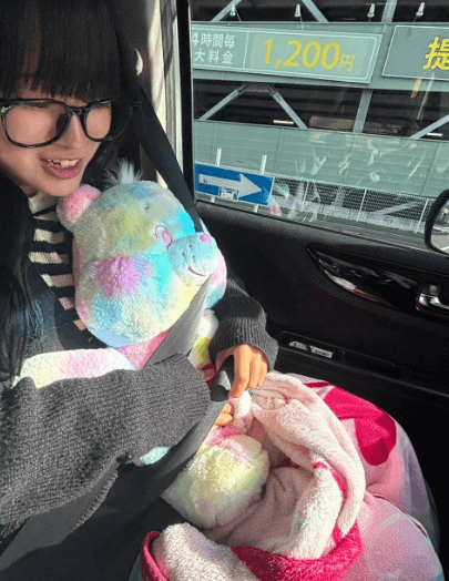 キュートなメガネ女子アスリート、体育館で空中大回転！ラストの”ぐにぐに”状態が可愛すぎると話題に