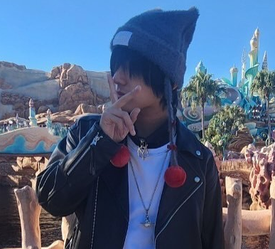 俳優・荒木飛羽、ファンタジースプリングスを満喫！片手にはあのキャラクターのぬいぐるみが...！