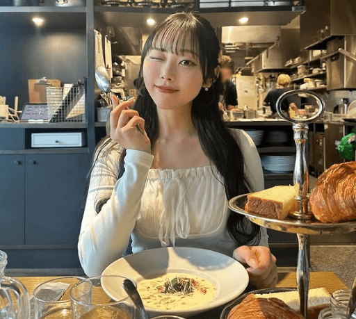 「ずっと眺めたくなっちゃう美しさ！」新人美女アナウンサー、乙女のランチタイムに披露した”ウインク・ショット”にファン・フォーリンラブ