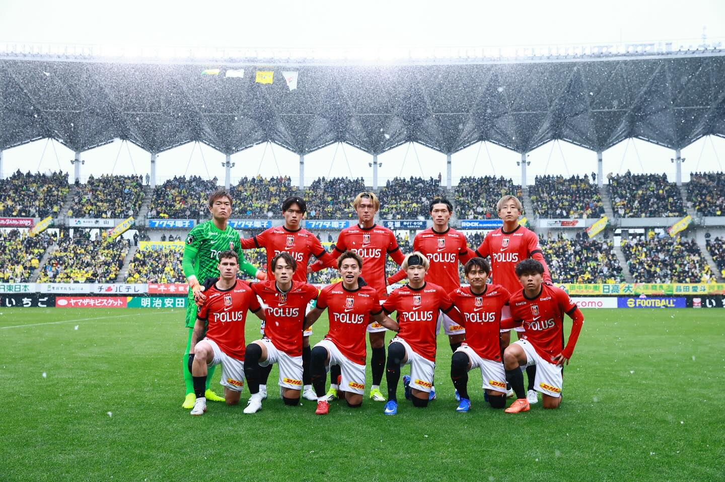 「開幕」雪舞うピッチで集合写真　安居海渡が伝えた“新シーズンの始まり”