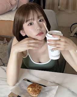 今注目のモデル タンクトップの上目遣い姿にファン大興奮 ”反則級”ショットに「やられた」の声