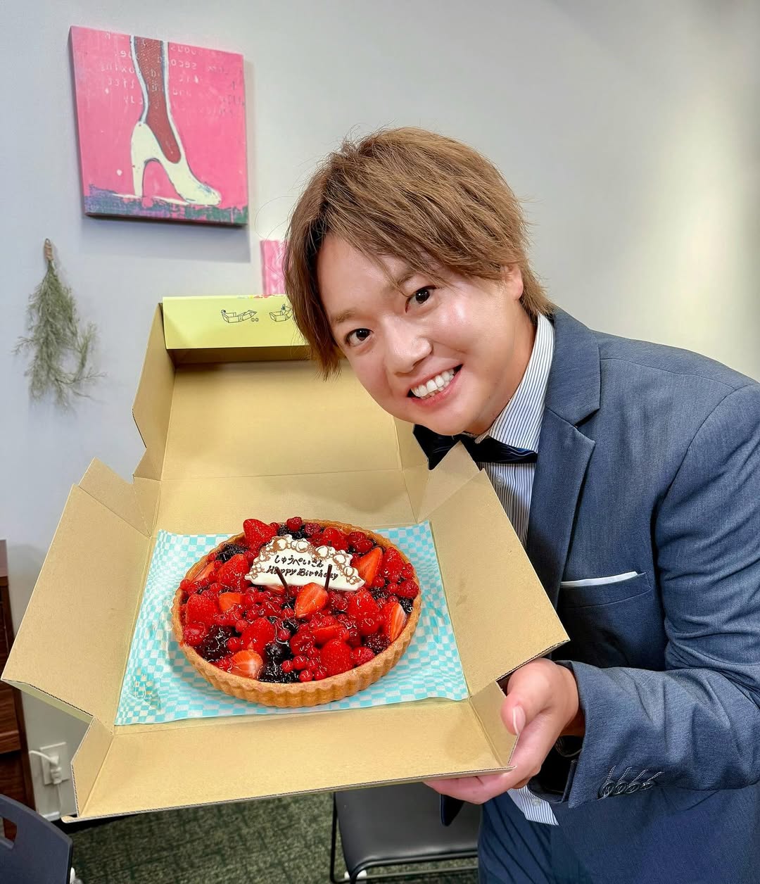 あのサッカー大好き芸人、誕生日を迎える！ケーキを持ったショットに「ハッピーバーシュデー」