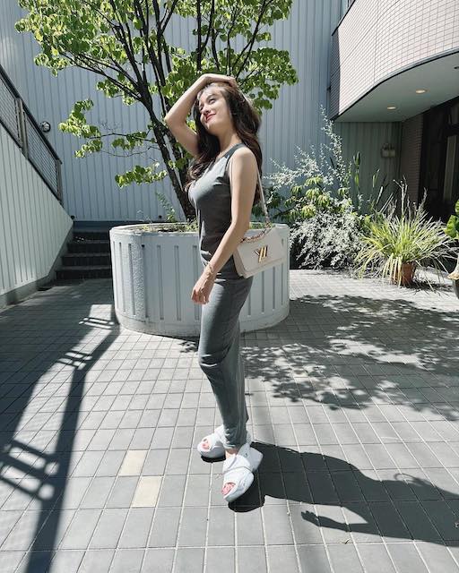 谷まりあ 太陽の光に当てられ、女神に❗️❓美しいノースリーブ姿を公開👀✨