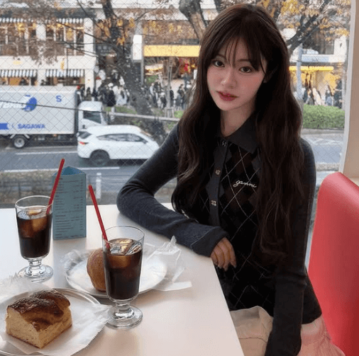 元アイドルの美女子、カフェ内の”あざとポーズ”が小悪魔チックで可愛すぎだと反響続出！「絵になるなぁ…」