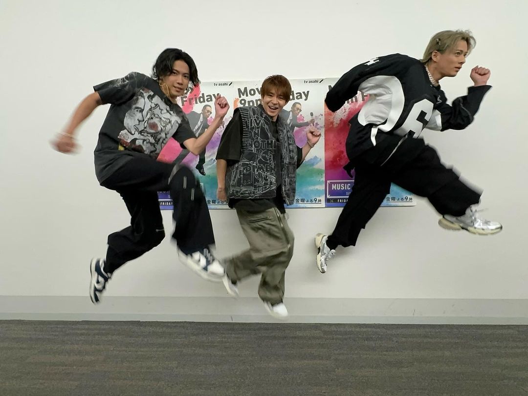 「紫耀くんめっちゃ飛んでる」Number_i、宙を駆けるタモリポーズを披露！！