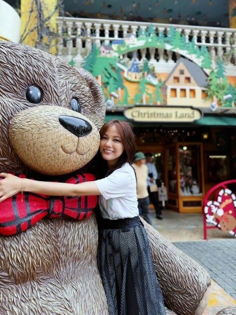 相川七瀬の全力ハグにキュン！“巨大くま×クリスマスランド”が生んだ癒しのファンタジー