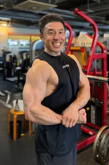 お笑い芸人 なかやまきんに君 朝からジムでサイドチェスト！