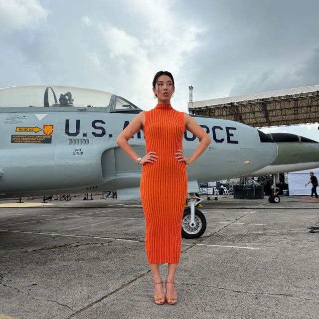 すみれ、ボディコンシャスなオレンジ色のワンピース姿を公開しファンからは”セクシー”の声！