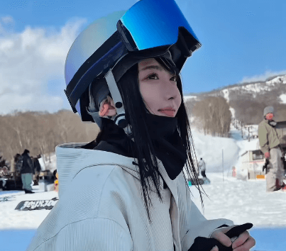 「さすがとしか言いようがありません」元スキー選手の美女、華麗なる滑走＆ジャンプムービーを魅せファン感激！「流石の腕前ですねー」