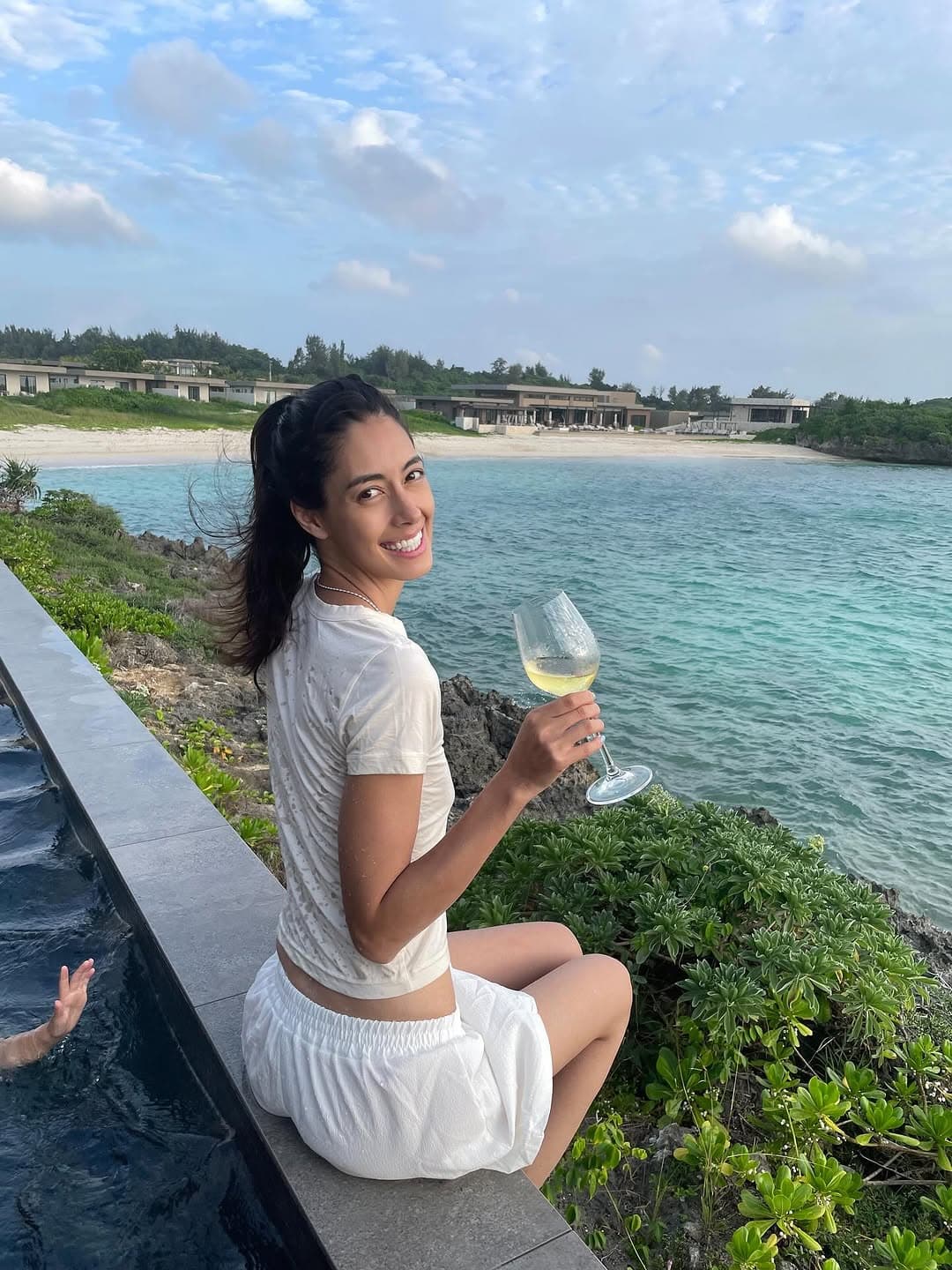 ワイン片手に優雅なひととき!森泉、夏休みを家族と満喫