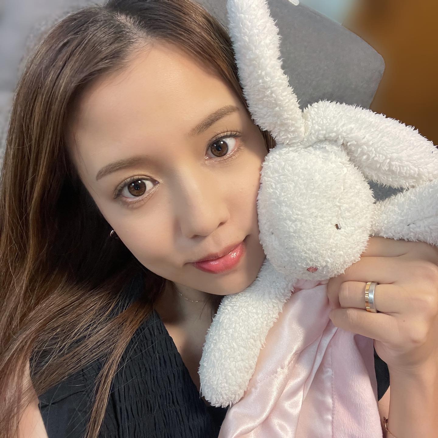 丸高愛実さんが娘のお気に入りのぬいぐるみと2S🐰ファンから「とても素敵です😊✨🐰🤍」