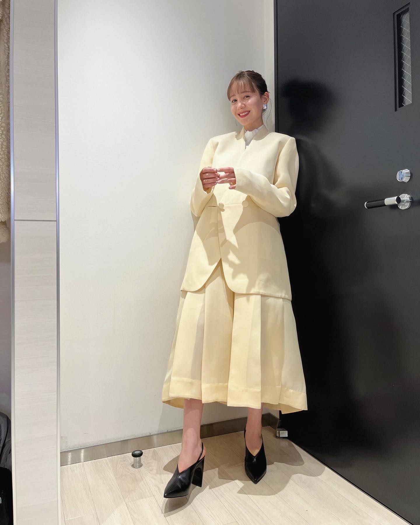 トリンドル玲奈が春らしい最新コーデを披露👀🌸   どんな服も美しく着こなす姿が話題に❣️