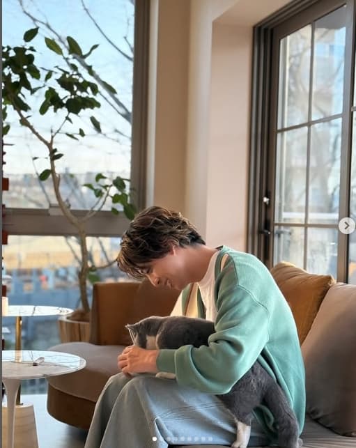 寺西拓人、猫と戯れるオフショット公開にファン悶絶「破壊力えぐぅ