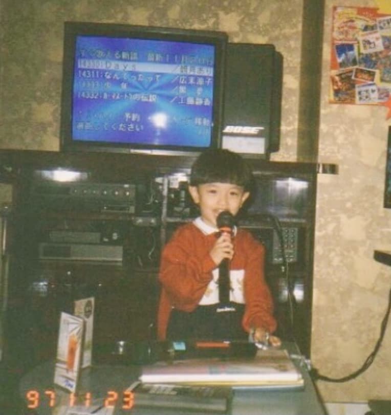 「さすがに天使すぎる‼」中島健人が幼少期のカラオケ写真を公開しファン絶叫‼