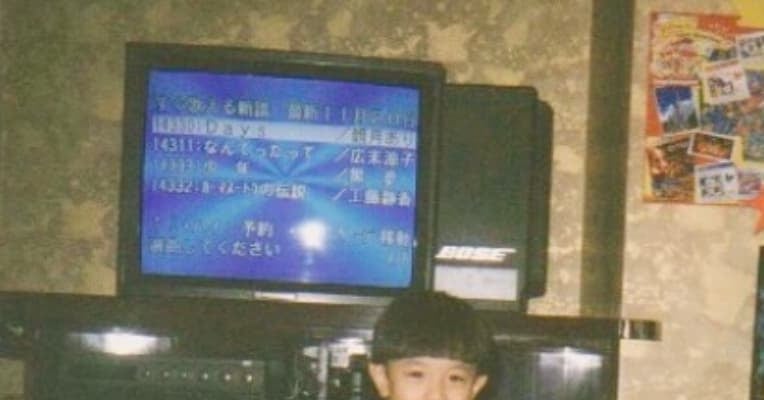 「さすがに天使すぎる‼」中島健人が幼少期のカラオケ写真を公開しファン絶叫‼
