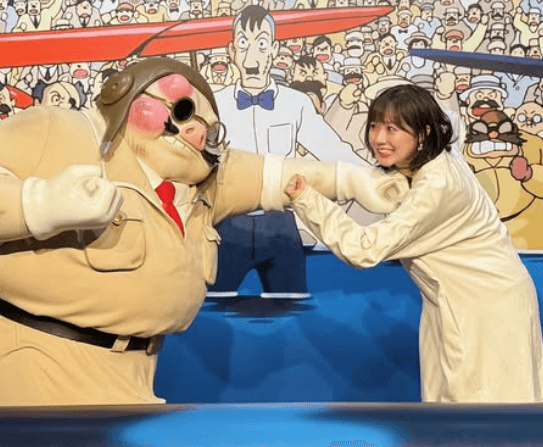 「お強いねぇ(笑)　」美女リポーター、ジブリパークへ！”紅の豚・ポルコロッソとの決戦・ショット”に反響続出「めちゃくちゃ可愛いね」