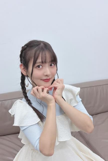 声優 上坂すみれが特番オフショットを披露！さわやかな色味の半そでニットで魅力全開！