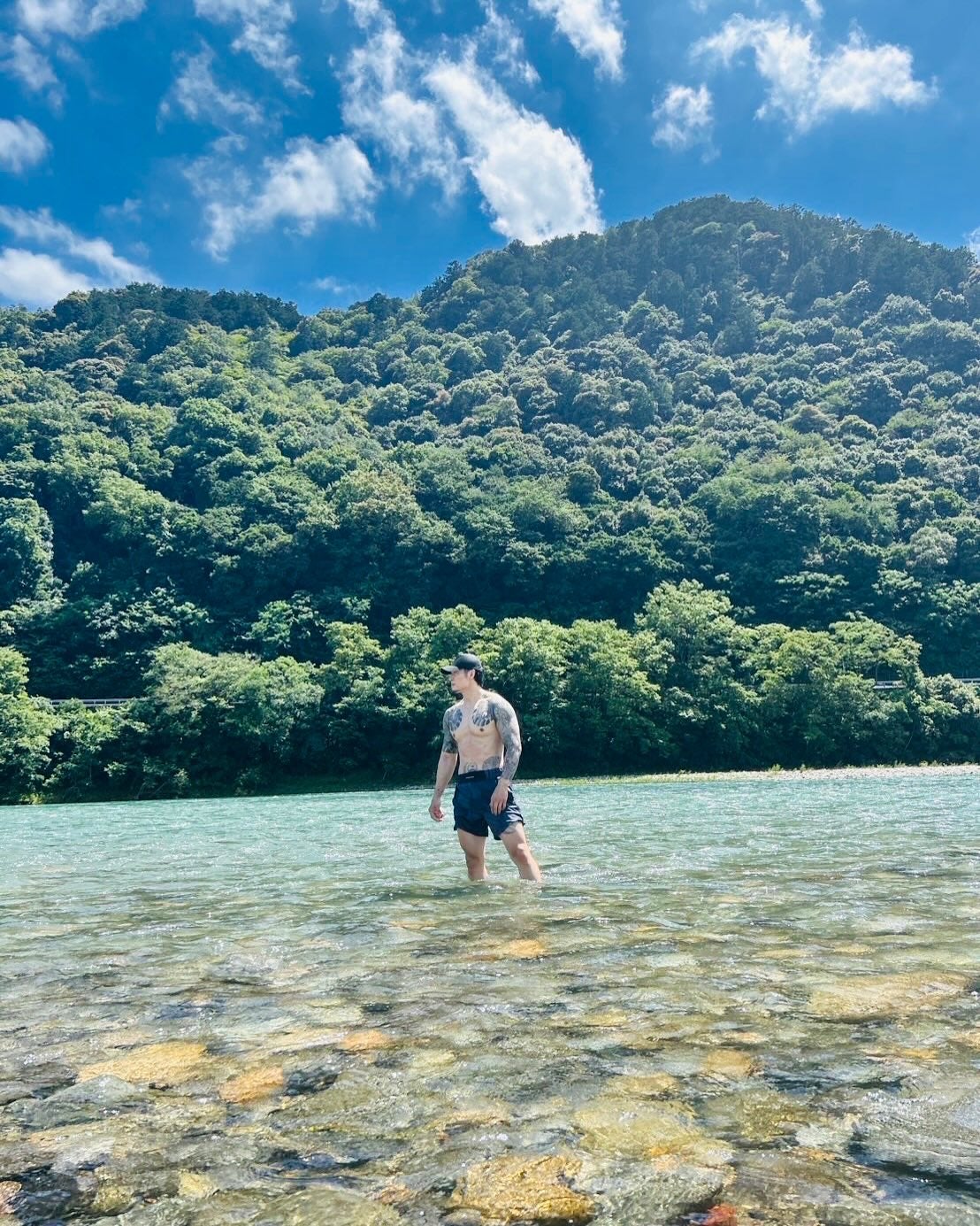 飯田将成、大自然の中で鍛え上げられた肉体を披露！