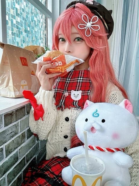 「〇〇だにぇ～」コスプレイヤー 宮本彩希があの人気VTuberの姿に！流石の再現度にファン喝采
