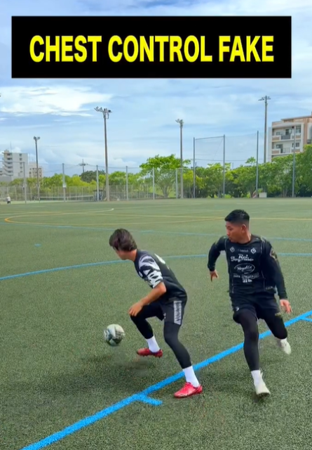 実戦で役立つテクニック！サッカーコーチ・Takuyaの「胸トラフェイク」が美しい！