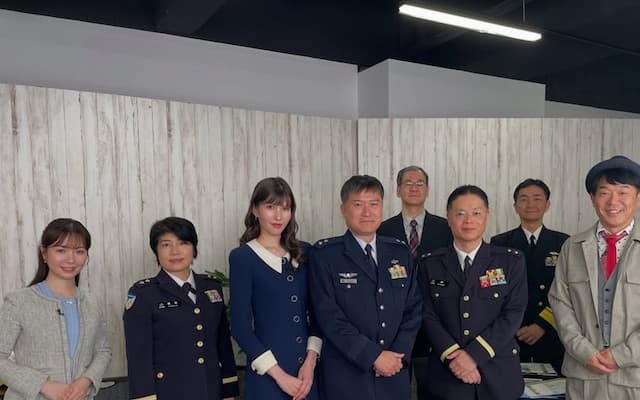 ペナルティヒデが自衛官と共に。「自衛官大募集中です」