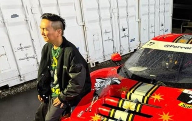 「三浦さんのデザインが入った走るアート！」かまいたち山内がスーパーカーと2ショット！