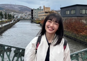 山﨑愛生、小樽でニコニコ観光ショット公開！石田亜佑美との笑顔が話題