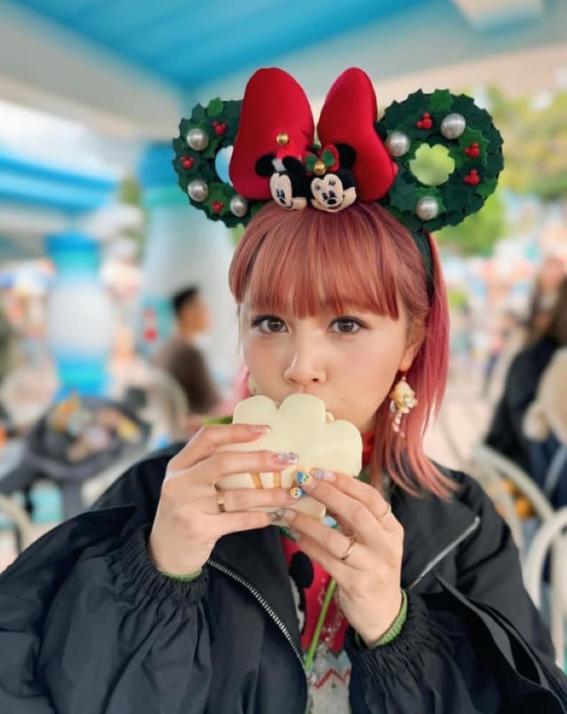 新垣里沙がDisney foodを楽しむ「なんでどれもこんなに美味しいの」