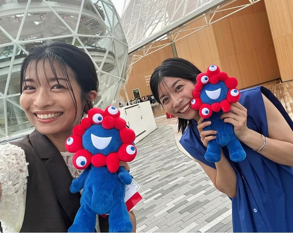 三倉茉奈＆三倉佳奈、ミャクミャク人形を持ち笑顔自撮り2ショットをパシャリ！「お写真見ているだけで癒されます」