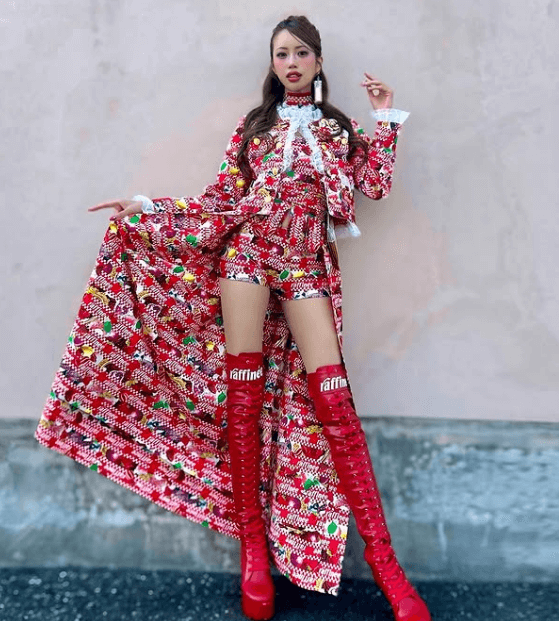 「うわー！素敵なコス」9頭身レースクイーン、ド派手＆キュートな衣装で”抜群のプロポーション”を披露！ファン魂、荒ぶる