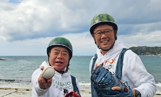 「ヘルメット姿が激渋！」古田敦也、出川哲朗との“充電旅”オフショットに反響