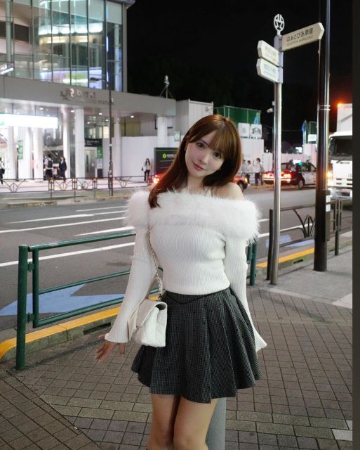 「あざ可愛」三上悠亜  ふわモコオフショルニットにファンメロメロ