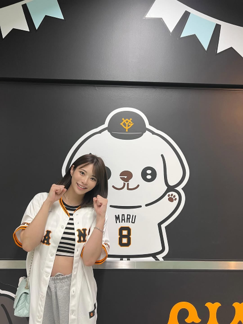 野球好き"元プロ野球チア"レースクイーン美女、ヘソ出し＆ジャイアンツユニ姿で可愛すぎるガッツポーズ！