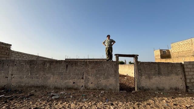 まるで強者の佇まい...やす子の廃墟での記念ショットが話題に