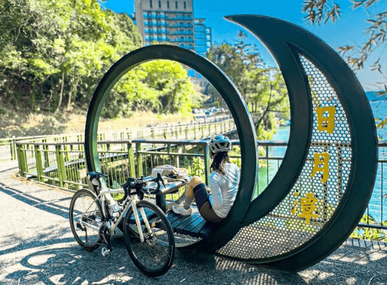 サイクリング美女子、湖のほとりで見せた“フォトジェニック・三日月ショット＆ムービー”が話題に！「湖を周遊できて最高ですね」