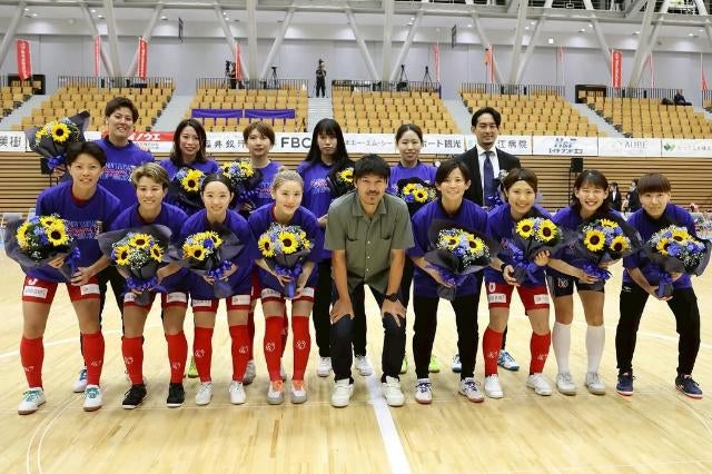 松井大輔、日本女子フットサル代表のアジアカップ優勝を祝福！