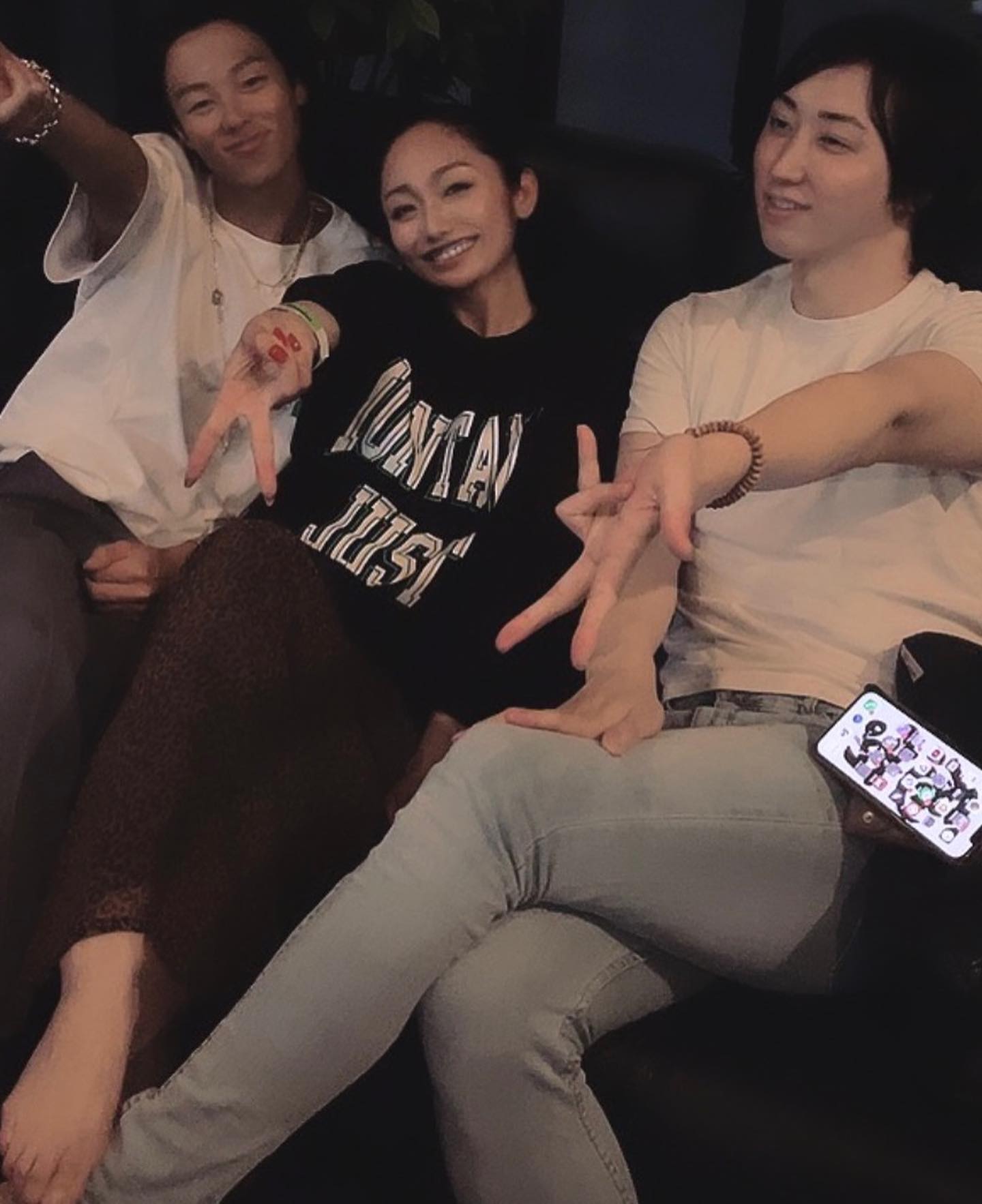 安藤美姫さんがパーティーでハイテンションに❗️若者に大流行の“ギャルピース”も披露✌️