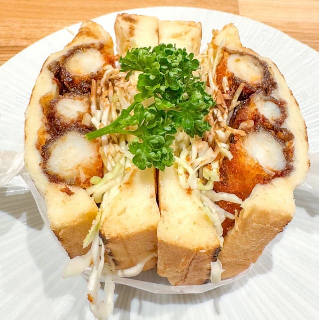 「サンドは美味しく頂きました。」諏訪部順一がエビフライサンドを食す