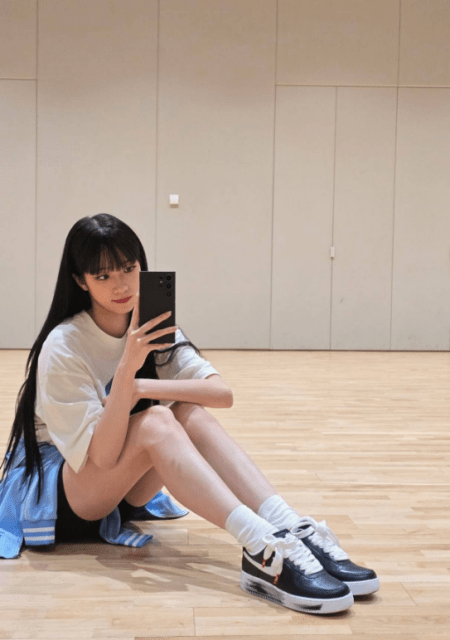 LE SSERAFIM・KAZUHA「ちょこんと体育座り」で