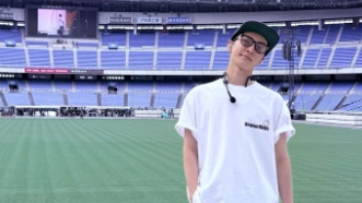 渡辺翔太、日産スタジアムでのオフショット公開！「イケメンすぎ」とファン歓喜