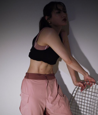 朝ドラ女優のギャップに大注目「着物→腹筋むき出しコーデ」にファンは衝撃