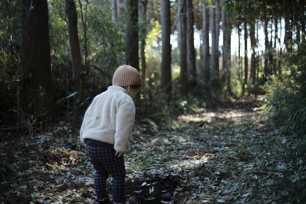 イモトアヤコ、息子の後ろ姿を公開！何かを発見した様子...