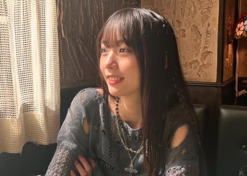「大人っぽすぎる」松本麗世、レトロ喫茶で見せた“涼顔スマイル”にファン悶絶