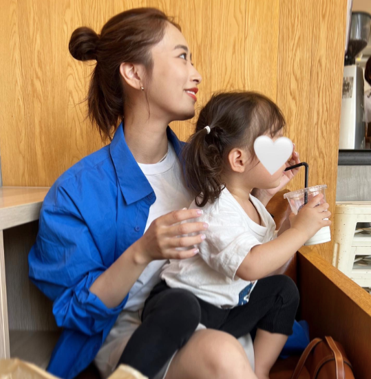 「私もそんな家族になりたい❤️」近藤千尋さん、次女を膝に乗せたツーショット披露にファン歓喜🌈