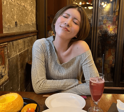 「最高すぎる可愛さと美しさ」美女インフルエンサー、レトロレストランに感激！うっとり画像にファンメロメロ「全部可愛いじゃねぇか！」