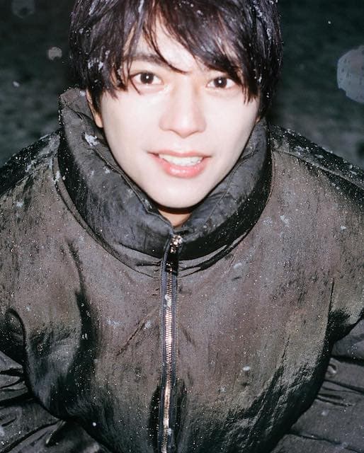 「雪が綺麗と笑うのは勝利がいいよ」佐藤勝利、雪が降る夜空の下でのオフショットを公開⛄️🌹