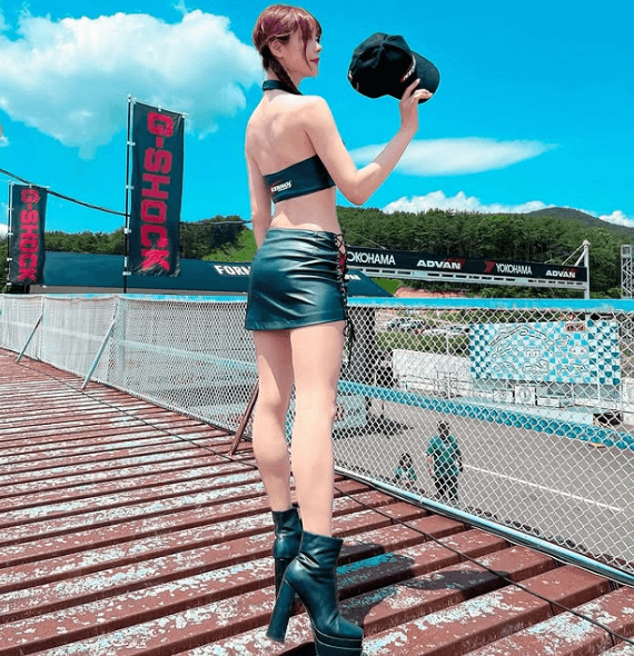 「リクエスト、応えちゃおっかナ」172cmの抜群プロポーションの美女、サーキットの美バックショット披露にファン悶絶！