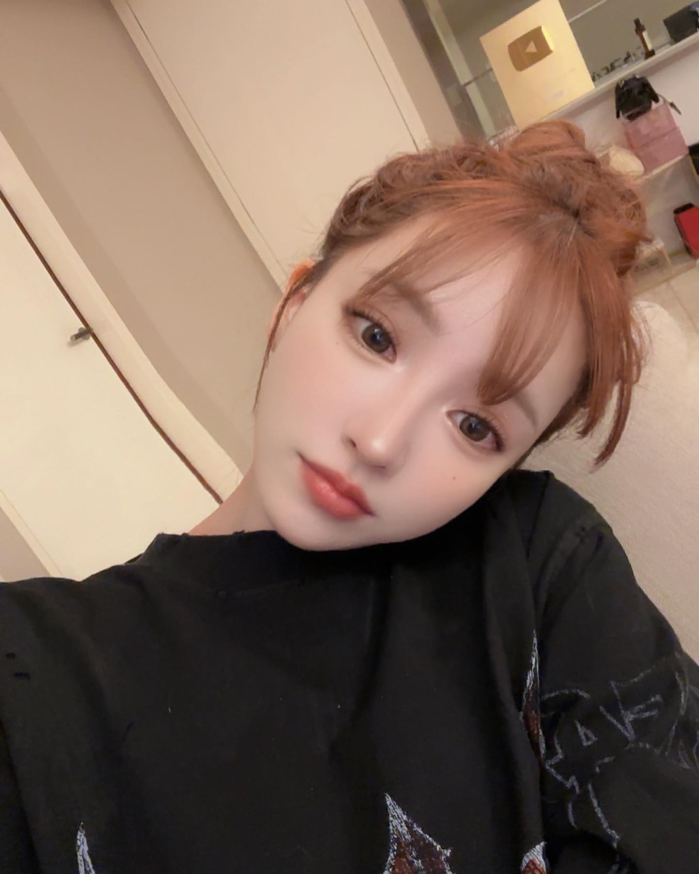 「おうちじかん」三上悠亜 自宅での激かわオフショット公開