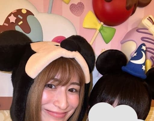 おかもとまり、アンバサダーホテルのバレンタイン限定部屋へ！スイーツいっぱいの中、息子と2ショット！